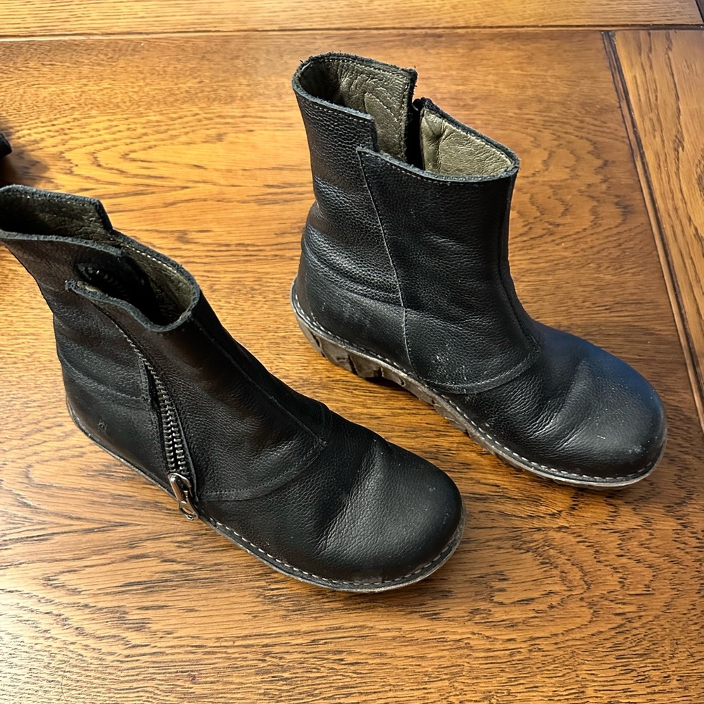 El Naturalista, short black leather boots, 6.5